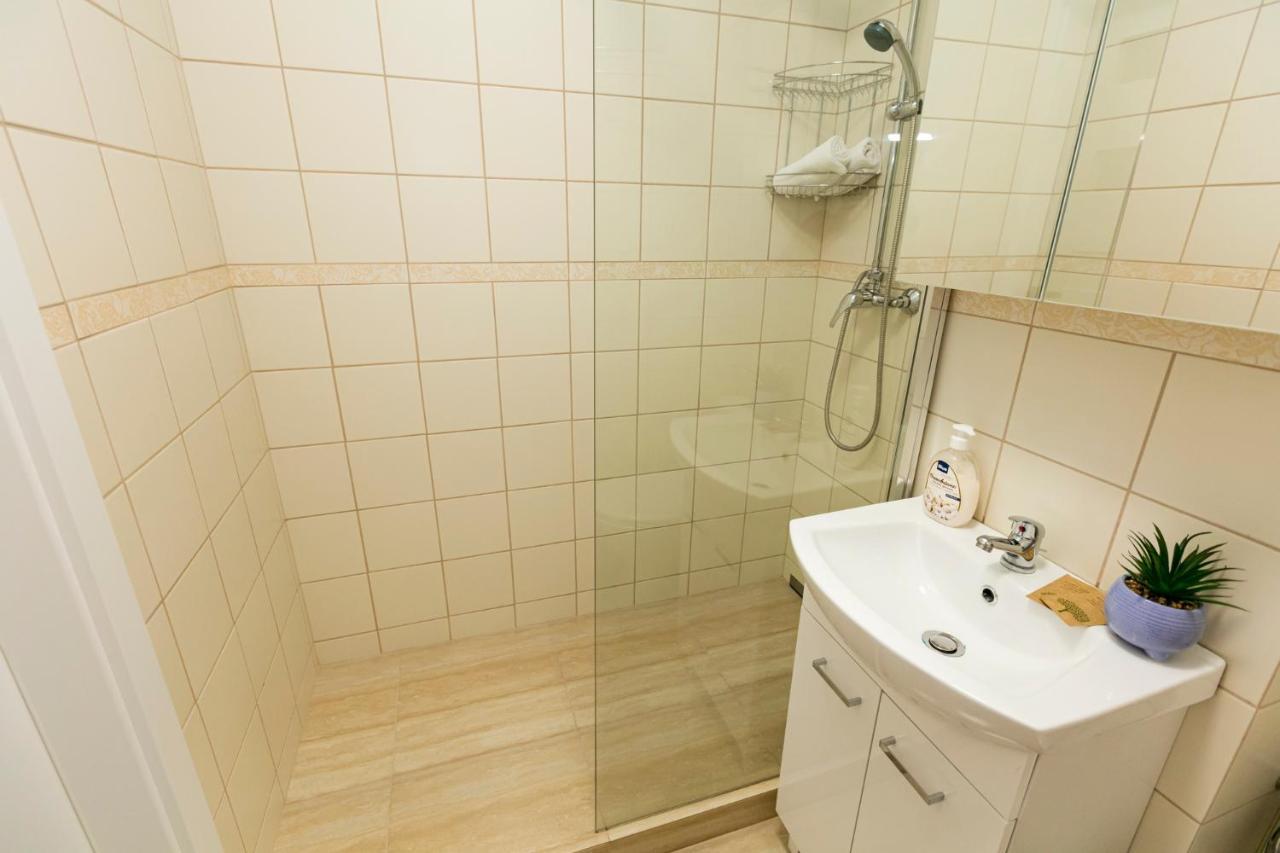 Chmielna - 250M Od Zlotych Tarasow, 350M Od Dworca Centralnego - Wifi - Smart Tv 55 Cali - Better Rental Варшава Экстерьер фото